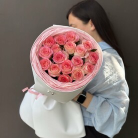 Букет из нежно-розовых роз в мягкой упаковке