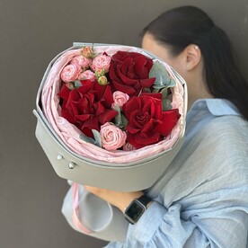 Букет из красных французских роз и кустовой розовой розы