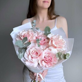 Букет из французских роз с веточками эвкалипта 💗