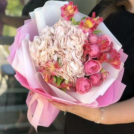 Альстромерия, Роза пионовидная кустовая, Гортензия Гидрангия, Дизайнерская упаковка
