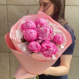 Букет из 7 розовых пионов