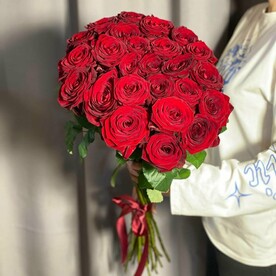 25 красных роз на атласной ленте