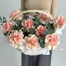 Корзина с французскими розами и эвкалиптами