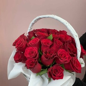 Корзина из красных роз