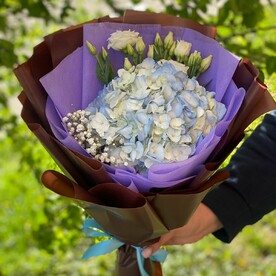 Букет из гортензии и эустомы