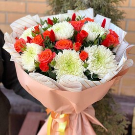 Хризантема, Роза кустовая, Лагурус, Зелень, Дизайнерская упаковка