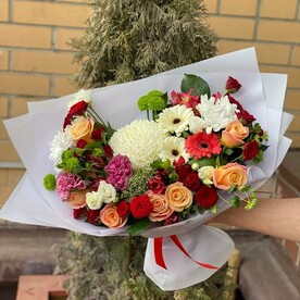 Зелень, Роза кустовая, Роза, Гербера, Альстромерия, Гвоздика, Хризантема кустовая, Грин белл, Буплерум, Хризантема одноголовая, Трахелиум, Дизайнерская упаковка