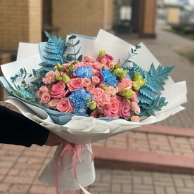 Гвоздика, Роза, Роза кустовая, Лизиантус Эустома, Папоротник, Эвкалипт, Дизайнерская упаковка