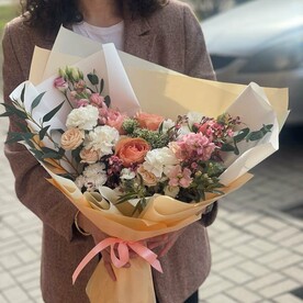 Роза пионовидная, Гвоздика, Хамелациум, Роза кустовая, Маттиола, Хризантема кустовая, Эвкалипт, Лизиантус Эустома, Трахелиум, Дизайнерская упаковка