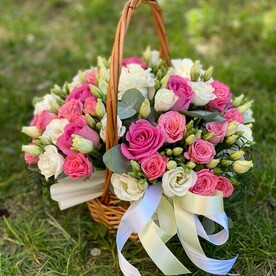 Лизиантус Эустома, Роза, Эвкалипт, Роза кустовая, Гвоздика, Фисташка, Корзина, Оазис
