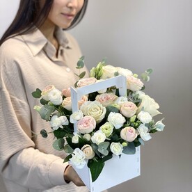 Диантус, Роза пионовидная, Лизиантус Эустома, Эвкалипт, Роза Эквадор, Салал, Ящик деревянный, Оазис