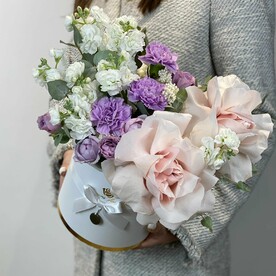 Французские розы, Маттиола, Диантус, Роза кустовая, Озотамнус, Эвкалипт, Шляпная коробка, Оазис