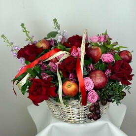 Роза пионовидная кустовая, Роза Эквадор, Маттиола, Альстромерия, Фисташка, Гранат, Виноград, Яблоко, шпажка деревянная, Упаковка, Корзина