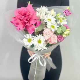 Роза Эквадор, Лизиантус Эустома, Хризантема кустовая, Роза кустовая, Эвкалипт, Дизайнерская упаковка