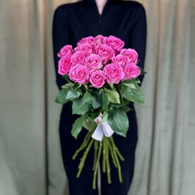 15 розовых роз