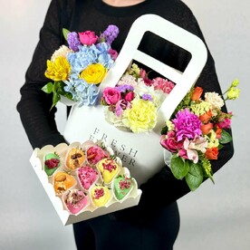 Гортензия, Диантус, Статица, Альстромерия, Роза кустовая, Хризантема кустовая, Лизиантус Эустома, Солидаго, Салал, Клубника в шоколаде, Коробка, Сумочка, Оазис