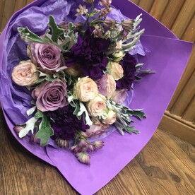 Роза, Эвкалипт, Салал, Роза кустовая, Гвоздика, Дизайнерская упаковка