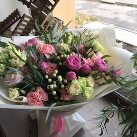 Роза пионовидная, Лизиантус Эустома, Гвоздика, Эвкалипт, Роза, Гиперикум, Упаковка