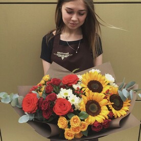 Роза кустовая, Подсолнух, Роза, Гиперикум, Эвкалипт, Хризантема кустовая, Упаковка
