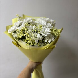 Солнечный букетик из ромашковых хризантем