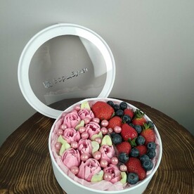 Коробка с домашним зефиром и ягодами