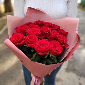 15 красных роз