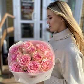 11 розовых роз