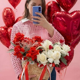 Корзина плетёная с французскими розами