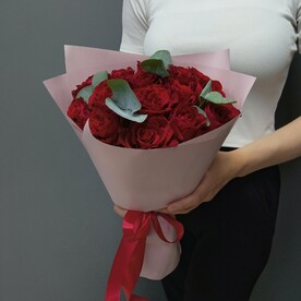 Бордовые розы с эвкалиптом