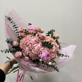 Гортензия с лютиками, кустовой пионовидной розой и эвкалиптом