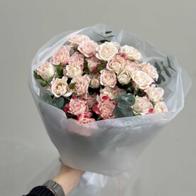 Кустовая роза с эвкалиптом
