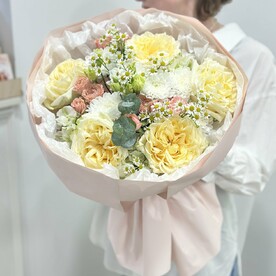 Авторский букет с пионовидными розами, ромашками и хризантемами 🌼