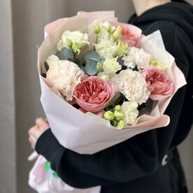 Букет из пионовидных роз, эустомы и кремовых диантусов