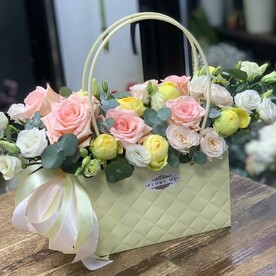 Роза, Роза кустовая, Лизиантус Эустома, Оазис, Сумочка