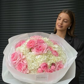 Букет из гортензий и роз
