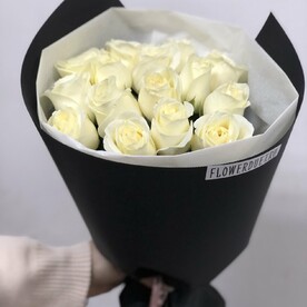 Букет белых роз 15 шт