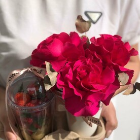 Клубника и цветы🍓