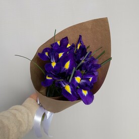 7 ирисов в крафтовом к кульке