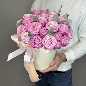 Роза пионовидная кустовая, Эвкалипт, Шляпная коробка, Оазис