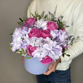 Роза пионовидная кустовая, Гортензия, Лимониум, Писташ, Шляпная коробка, Оазис