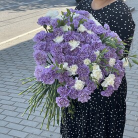 Букет из 101 гвоздики с зеленью
