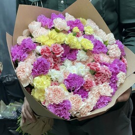 Букет из 101 микс гвоздики