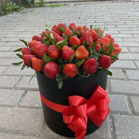 Клубника в коробке с зеленью