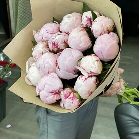 Букет из 15 пионы