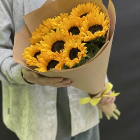 Букет из 9 подсолнухов