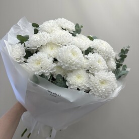 Букет из хризантем и эвкалипта