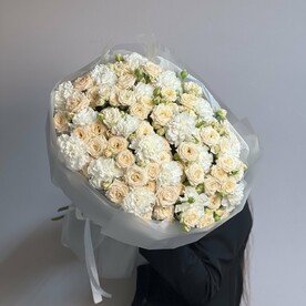 Букет из Кустовых роз и диантусов