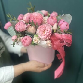 Пионовидные розы в шляпной коробке