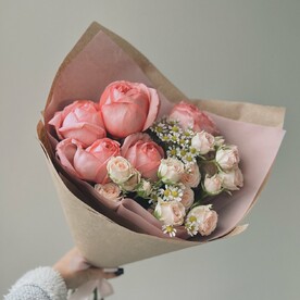 Букет с пионовидной и кустовыми розами