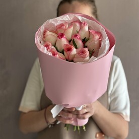 Букет из 11 бело-красных роз